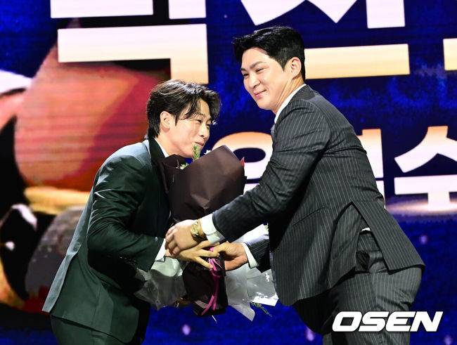 [OSEN=김성락 기자] 13일 오후 서울시 강남구 삼성동 코엑스 오디토리움에서 2024 신한 SOL뱅크 KBO 골든글러브 시상식이 열렸다. '2024 신한 SOL 뱅크 KBO 골든글러브 시상식'은 KBO리그 포지션별 최고의 선수를 가리는 시상식으로 투수, 포수, 지명타자, 1루수, 2루수, 3루수, 유격수, 및 외야수 등 총 10개 부문의 수상자를 선정한다.골든글러브 유격수 부문 KIA 박찬호가 수상, LG 오지환의 축하를 받고 있다. 2024.12.13 / ksl0919@osen.co.kr