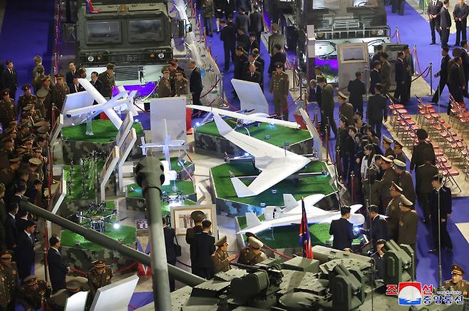 북한이 지난달 22일 공개한 무장장비전시회 ‘국방발전-2024’에서 북한이 개발한 드론들이 전시되어 있다. 조선중앙통신·연합뉴스