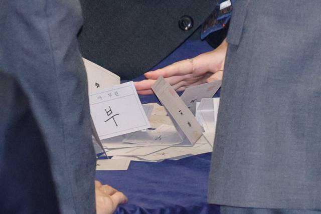 14일 오후 서울 여의도 국회에서 열린 제419회국회(임시회) 제4차 본회의에서 윤석열 대통령 탄핵소추안 감표 위원들이 투표함을 열고 있다. 탄핵안은 재석 300명 중 찬성 204표·반대 85표·기권 3표·무효 8표로 가결됐다. 뉴스1