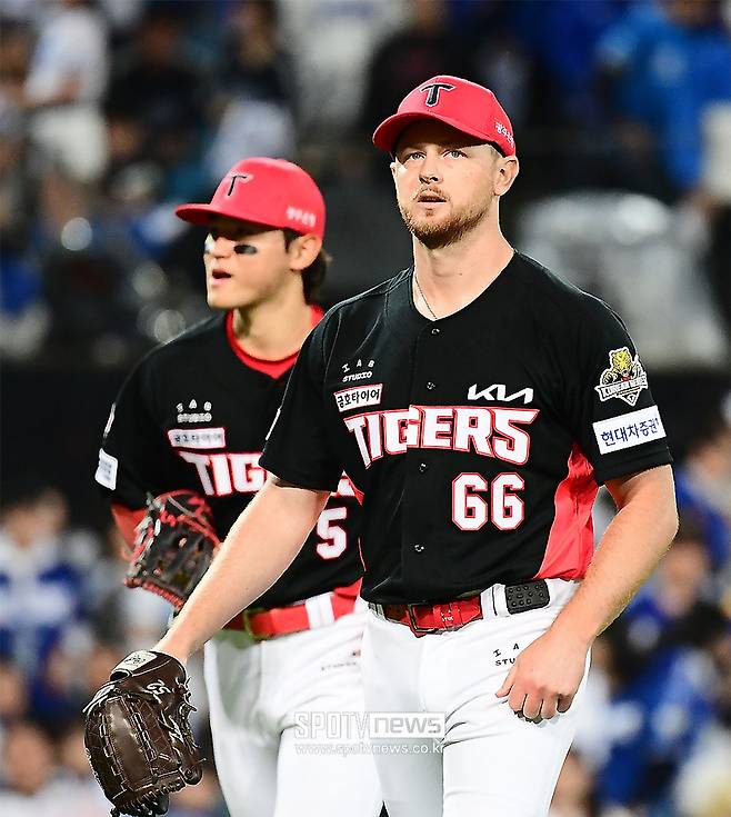 ▲ KIA는 한창 선두를 질주하던 지난 8월 에릭 라우어를 영입하면서 많은 관심을 모았다. 라우어는 메이저리그 통산 36승을 거둔 경력으로 화제를 모았고 '우승 청부사'라는 타이틀까지 붙었다. 그러나 라우어는 정규시즌 7경기에서 2승 2패 평균자책점 4.93을 남기는데 만족해야 했고 삼성과의 한국시리즈 3차전에서 5이닝 5피안타 8탈삼진 2실점으로 선방했지만 홈런 2방을 맞으며 패전투수가 되는 아픔을 겪기도 했다.&nbsp; ⓒ곽혜미 기자
