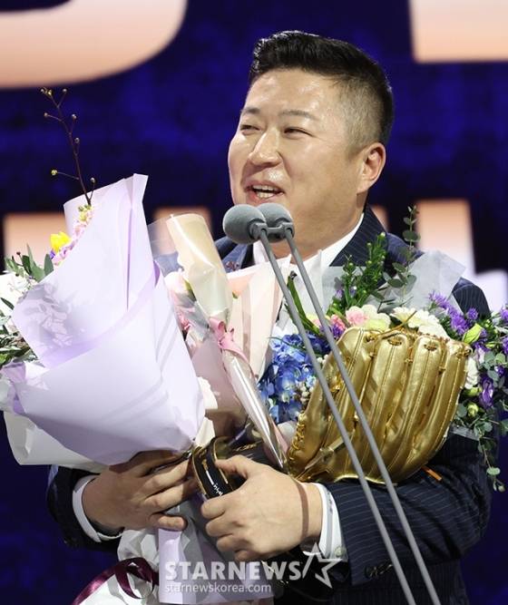 2024 신한은행 SOL 뱅크 KBO 골든글러브 시상식이 13일 서울 강남구 코엑스 오디토리움에서 열렸다.  최형우(KIA)가 지명타자 부문 골든글러브 수상 후 소감을 밝히고 있다. /사진=김창현 기자