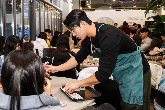 키움 이주형이 15일 서울 마곡동에 위치한 한 카페에서 열린 '2024 키움 히어로즈 연말자선행사'에서 팬들에게 서빙하고 있다. /사진=키움 히어로즈 제공