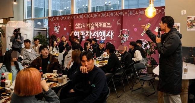 키움 선수들과 팬들이 15일 서울 마곡동에 위치한 한 카페에서 열린 '2024 키움 히어로즈 연말자선행사'에서 경매에 참여하고 있다. /사진=키움 히어로즈 제공