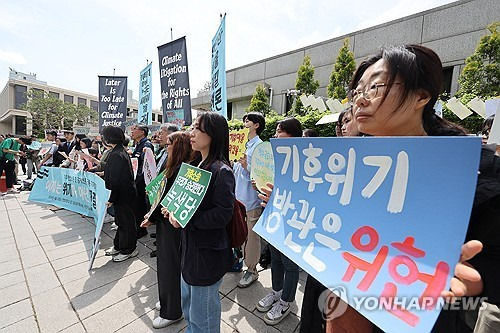 지난 4월 헌법재판소가 기후 헌법소원 첫 공개변론을 열었을 때 헌재 밖에서 시민단체들이 기자회견을 진행하고 있다. [연합뉴스 자료사진]