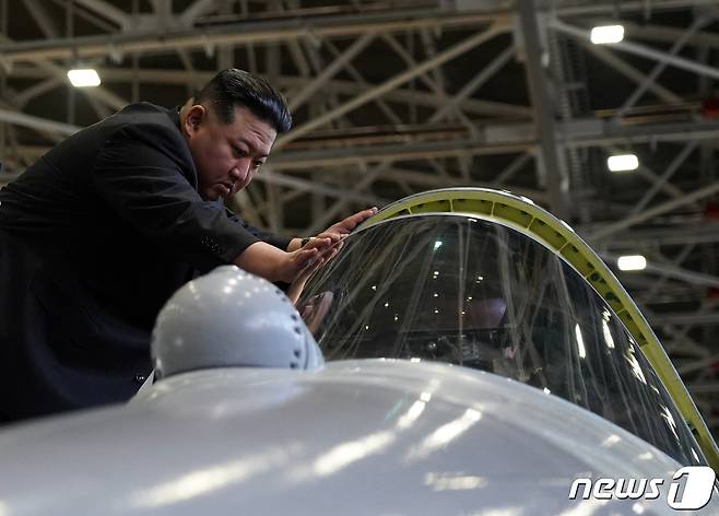 김정은 북한 노동당 총비서가 지난해 9월 러시아 하바롭스크주 콤소몰스크나아무레에의 '유리 가가린' 전투기 공장을 방문해 전투기에 탑승 하고 있다. 2023.9.17 ⓒ 로이터=뉴스1 ⓒ News1 우동명 기자