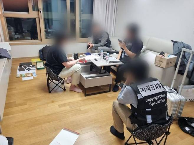 문화체육관광부 저작권범죄과학수사대가 누누티비 운영자 A씨를 검거한 후 진술을 확보하고 있다.(문화체육관광부 제공)