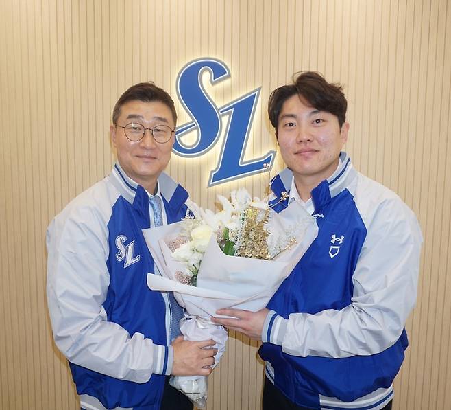 삼성 류지혁(오른쪽)이 16일 FA 계약을 마친 후 이종열 단장과 포즈를 취했다. 사진 | 삼성 라이온즈