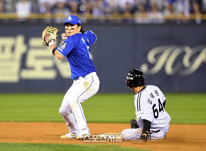 삼성 2루수 류지혁(왼쪽)이 잠실구장에서 열린 2024 KBO 플레이오프 3차전 LG와 경기에서 7회말 LG 홍창기 병살타 때 1루 주자 김대원을 포스아웃한 뒤 1루로 송구하고 있다. 잠실 | 박진업 기자 upandup@sportsseoul.com