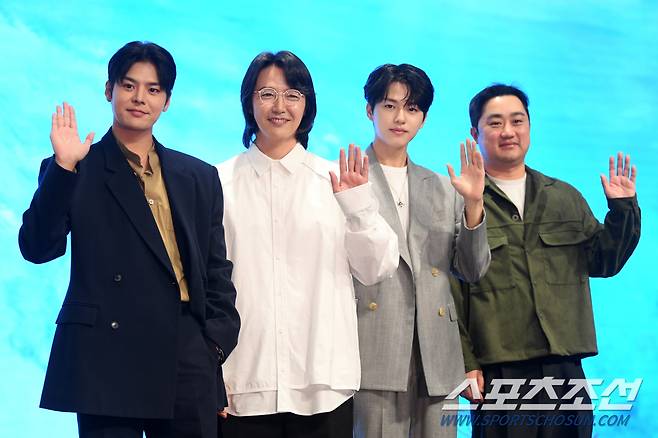 지니TV '나미브' 제작발표회가 16일 서울 구로구 신도림 디큐브시티에서 열렸다. 려운, 윤상현, 이진우, 강민구 감독이 포토타임을 갖고 있다. 신도림=박재만 기자pjm@sportschosun.com/2024.12.16/