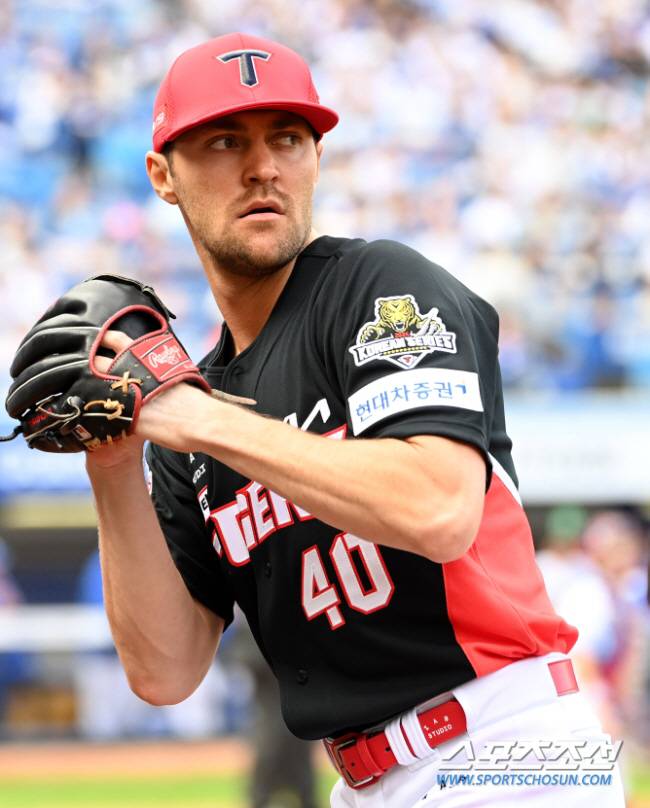 26일 대구삼성라이온즈파크에서 열린 KIA와 삼성의 한국시리즈 4차전, KIA 선발투수 네일이 연습투구를 하고 있다. 대구=허상욱 기자 wook@sportschosun.com/2024.10.26/