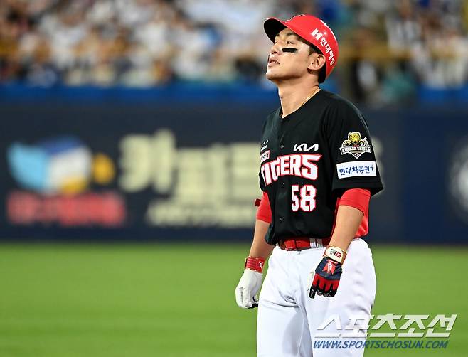25일 대구삼성라이온즈파크에서 열린 KIA와 삼성의 한국시리즈 3차전, 2회초 1사 1,2루 KIA 서건창이 병살로 물러나며 아쉬워하고 있다. 대구=허상욱 기자 wook@sportschosun.com/2024.10.25/