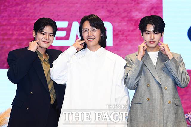 배우 려운과 윤상현, 이진우(왼쪽부터)가 16일 오후 서울 구로구 신도림 디큐브시티에서 열린 지니TV 새 오리지널 '나미브' 제작발표회에 참석해 포즈를 취하고 있다. /서예원 기자