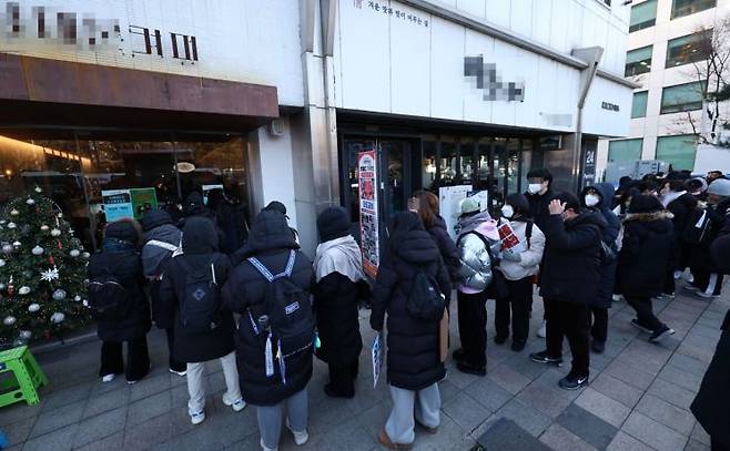 윤석열 대통령 탄핵소추안 표결일인 14일 조국혁신당 대표가 선결제한 국회 앞 카페에서 시민들이 커피를 받기 위해 줄 서 있다. 기사 내용과는 관계없음. 연합뉴스