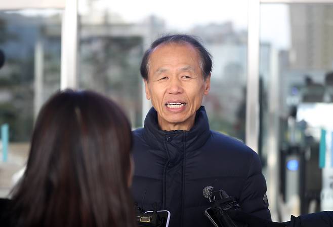 춘천 레고랜드 조성 사업과 관련해 업무상 배임 등 혐의를 받는 최문순 전 강원도지사가 지난달 29일 검찰 조사를 받기 위해 춘천지검에 출석하기 전 취재진의 질문에 답하고 있다. /연합뉴스