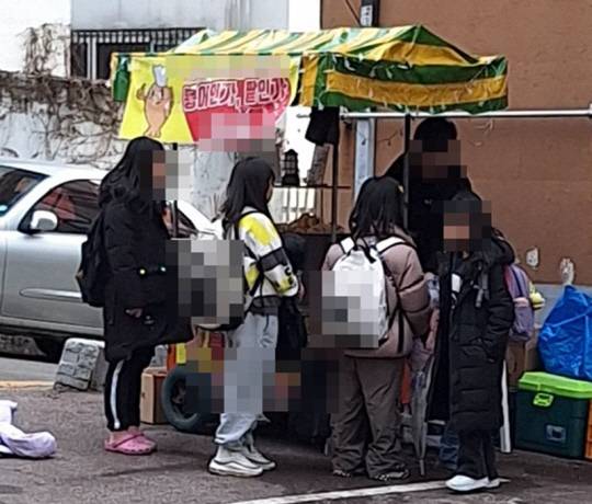 수원의 한 붕어빵 노점이 손님들로 북적이고 있다.<박상길 기자>