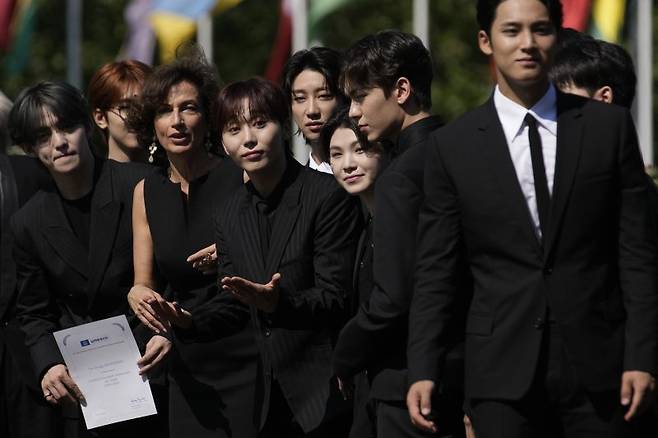 대세 그룹 '세븐틴'(SVT) 멤버들이 6월26일 프랑스 파리 유네스코 본부에서 오드레 아줄레(Audrey Azoulay) 사무총장과 환담을 하고 있다. 뉴시스