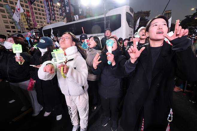 내란죄 피의자 윤석열 대통령의 탄핵안이 가결된 14일 오후 서울 여의도 국회 앞에서 시민들이 수화로 구호와 노래를 따라 부르고 있다. 김태형 기자 xogud555@hani.co.kr
