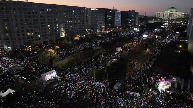 14일 저녁 서울 여의도 국회 일대가 시민들로 가득하다. 김혜윤 기자 unique@hani.co.kr