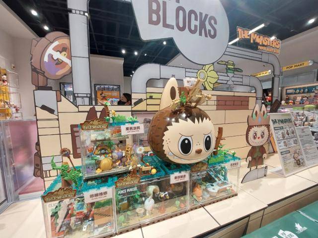 지난달 25일 중국 베이징 차오양구의 한 쇼핑몰에 입점한 팝마트 매장에 인기 캐릭터인 지모모 피규어들이 전시되어 있다. 베이징=조영빈 특파원