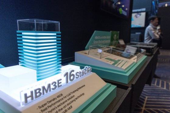지난 11월 4일 서울 강남구 코엑스에서 열린 SK AI SUMMIT 2024에 SK하이닉스의 고대역폭메모리 ‘HBM3E’가 전시되어 있다. 뉴스1