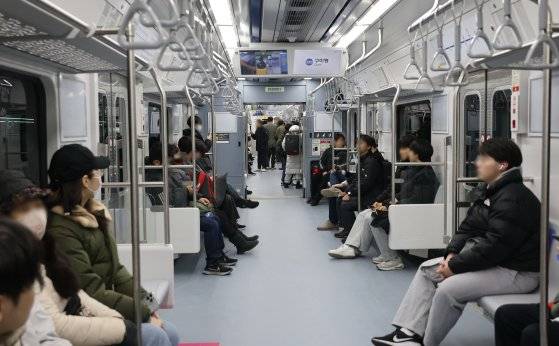 지난 14일 비수도권 첫 광역철도 대경선이 첫 운행에 들어갔다. 사진은 대경선 열차 내부. 연합뉴스