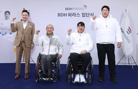 16일 BDH 파라스 입단식 행사를 마친 배동현 BDH재단 이사장(왼쪽부터), 정진완 대한장애인체육회장, 유연수, 최용범. 사진 대한장애인체육회