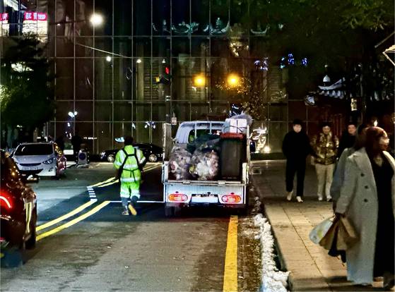 한 환경관리원이 지난 11월 28일 오후 서울 종로구의 한 거리에서 쓰레기 수거를 하고 있다. 김홍준 기자