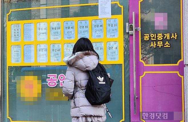 서울 강남구 대치동에서 한 학생이 학원으로 가며 중개사무소에 걸린 매물 안내문 앞을 지나고 있다. 사진=오세성 한경닷컴 기자