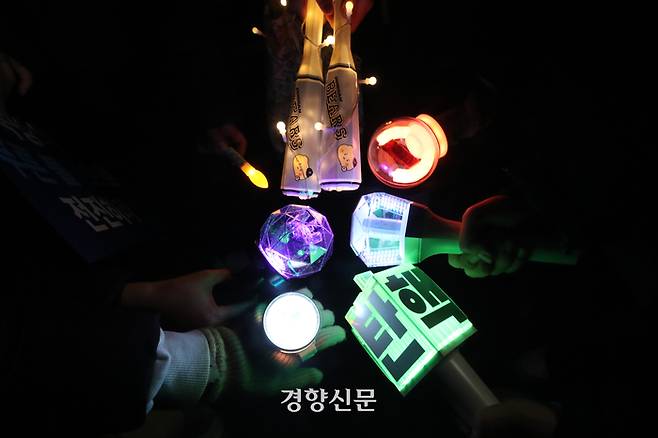 14일 서울 여의도 국회 앞에서 열린 국민촛불대행진에 참석한 시민들이 응원봉을 들고있다.  정효진 기자