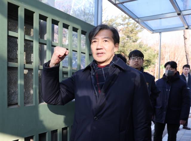 자녀 입시 비리와 청와대 감찰 무마 등 혐의로 기소돼 징역 2년 형이 확정된 조국혁신당 조국 전 대표가 16일 오전 경기도 의왕 서울구치소 앞에서 수감되기 전 지지자들을 향해 주먹을 쥐어보이고 있다. 연합뉴스