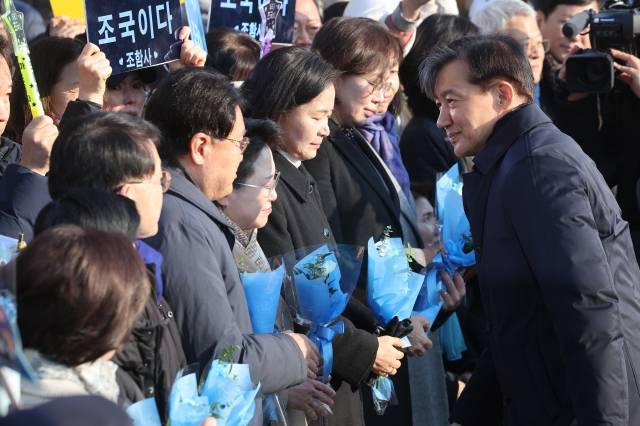 서울구치소 앞에서 지지자들과 인사하는 조국 전 대표. 연합뉴스