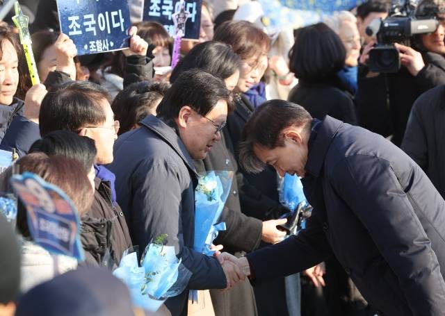 서울구치소 앞에서 조국혁신당 황운하 원내대표와 인사하는 조국 전 대표. 연합뉴스