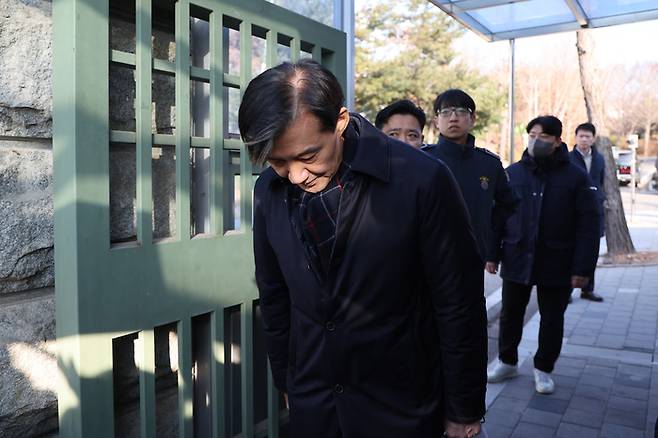 자녀 입시 비리와 청와대 감찰 무마 등 혐의로 기소돼 징역 2년 형이 확정된 조국혁신당 조국 전 대표가 16일 오전 경기도 의왕 서울구치소에서 수감되기 전 지지자들에게 인사하고 있다.  <연합뉴스>