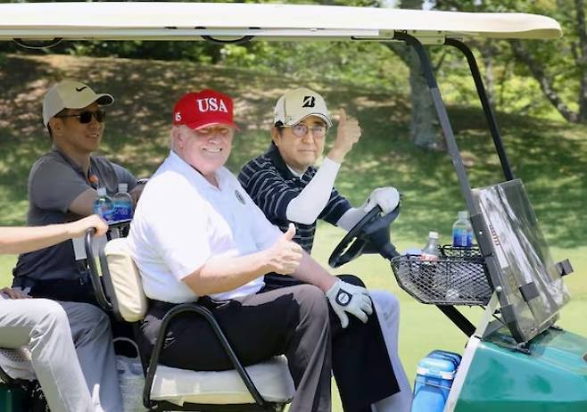 2019년 5월 26일 일본의 ‘모바라 컨트리 클럽’ 골프장에서 도널드 트럼프 당시 미국 대통령, 아베 신조 일본 총리가 카트에 탑승해 기념 촬영을 하고 있다. [사진 = 로이터 연합뉴스]