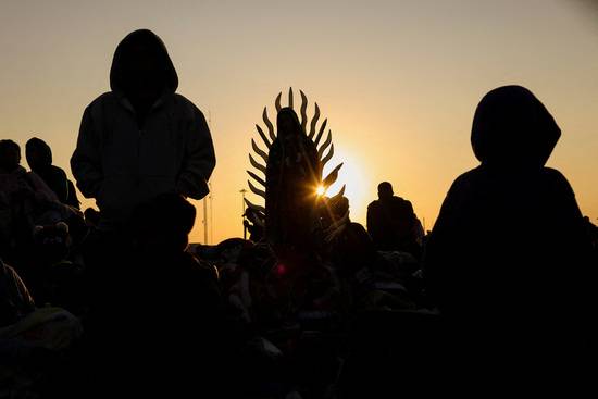 순례자들이 지난12일 (현지시각)멕시코 멕시코시티에서 연례 과달루페 성모 축일 동안 과달루페 성모 대성당에 모여 이를 축하하고 있다./사진=로이터