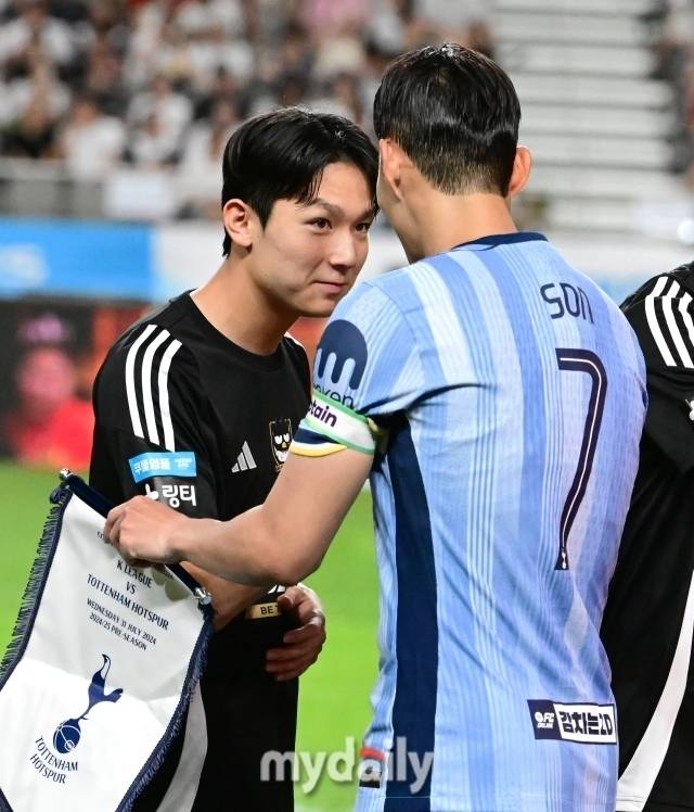 지난 7월 서울 상암월드컵경기장에서 '쿠팡플레이시리즈 1경기, 팀 K리그와 토트넘 홋스퍼'의 경기가 열렸다. 경기 전 손흥민과 양민혁이 인사하고 있다./사진 = 유진형 기자