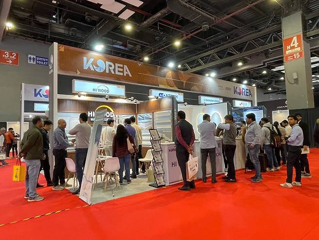 현지 바이어와 관람객들이 코트라와 경기도경제과학진흥원이 함께 ‘2024 인도 델리 건축 전시회’에서 운영한 한국관 현장에서 상담을 진행하고 있다. [코트라 제공]