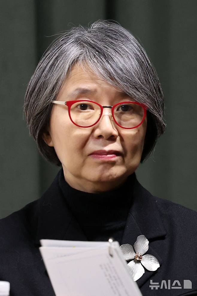 [서울=뉴시스] 박진희 기자 = 고희경(홍익대 공연예술대학원장) 한국뮤지컬어워즈 후보추천위원장이 16일 서울 종로구 예술가의집 다목적홀에서 제9회 한국뮤지컬어워즈 기자간담회를 갖고 최종 후보작 발표하고 있다. 2024.12.16. pak7130@newsis.com