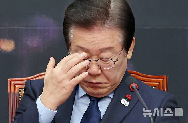 [서울=뉴시스] 조성우 기자 = 이재명 더불어민주당 대표가 16일 오전 서울 여의도 국회에서 열린 최고위원회의에서 잠시 얼굴을 만지고 있다. 2024.12.16. xconfind@newsis.com