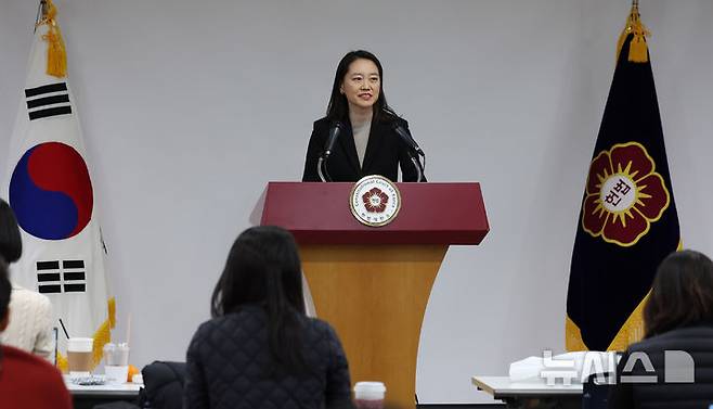 [서울=뉴시스] 추상철 기자 = 이진 헌법재판소 공보관이 16일 오후 서울 종로구 헌법재판소에서  '윤석열 대통령 탄핵심판 사건'과 관련 브리핑을 하고 있다. 2024.12.16. scchoo@newsis.com