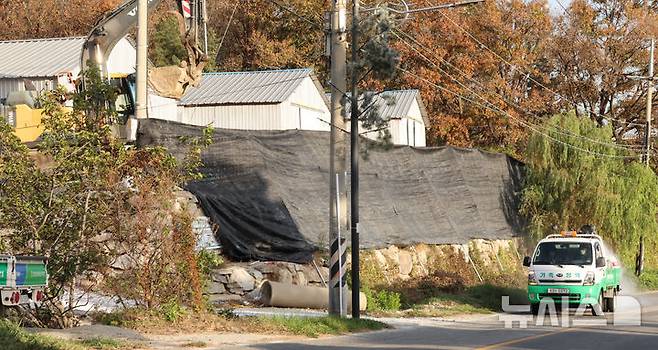 [인천=뉴시스] 전진환 기자 =  19일 오후 인천 강화군의 한 육용종계 농장 주변에서 방역 차량이 방역을 하고 있다.  이 농장은 전날 고병원성 조류인플루엔자(AI)가 발생한 육용종계 농장에서 140m 떨어져 있어 고병원성 AI 항원이 검출되지 않았으나 바이러스 확산을 막기 위해 예방적 살처분을 진행한다.  2024.11.19. amin2@newsis.com