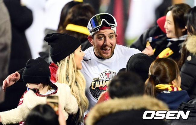 [OSEN=잠실, 조은정 기자] LG 오스틴이 2023시즌 한국시리즈 우승을 차지하고, 아내와 함께 기뻐하고 있다. 2023.11.13 /cej@osen.co.kr