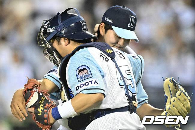[OSEN=잠실, 조은정 기자]프로야구 두산 베어스가 선발투수의 1회 강판을 딛고 짜릿한 역전승을 거두며 2위를 턱밑 추격했다.&nbsp;두산 베어스는 8일 서울 잠실구장에서 열린 2024 신한 SOL뱅크 KBO리그 KIA 타이거즈와의 시즌 11차전에서 9-8 신승을 거뒀다.두산 김택연이 김기연과 승리를 기뻐하고 있다. 2024.06.08 /cej@osen.co.kr