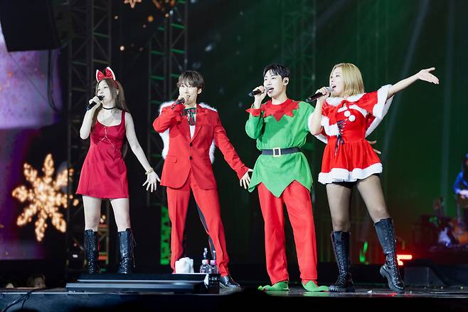 (왼쪽부터)가수 권진아의 콘서트에 함께 한 혼성 유닛 재쓰비의 재재, 승헌쓰, 가비. 권진아 제공