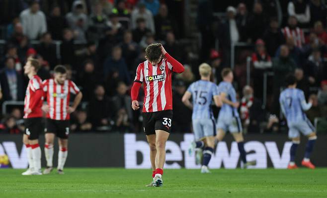 ▲ 토트넘은 킥오프 휘슬이 울리고 37초 만에 선제 득점에 성공했다. 기회를 살피던 매디슨이 페널티 박스 안에서 오른발 슈팅으로 골키퍼를 뚫어냈다. 전반 12분 손흥민이 결정타를 날리며 토트넘 흐름에 날개를 달았다. 도움까지 기록하면서 토트넘이 점수 차이를 벌렸다. 전반 중반에 1도움, 전반 추가 시간에 감각적인 아웃프런트 패스로 매디슨에게 연결했다. 폼이 좋았던 매디슨은 왼쪽 깊은 지역에서 수비를 벗겨냈고 오른발 슈팅으로 골망을 갈랐다. ⓒ연합뉴스/로이터