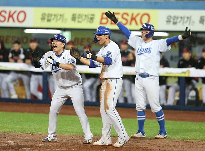 삼성 라이온즈 류지혁(왼쪽)과 김영웅, 강민호(오른쪽). /사진=삼성 라이온즈 제공