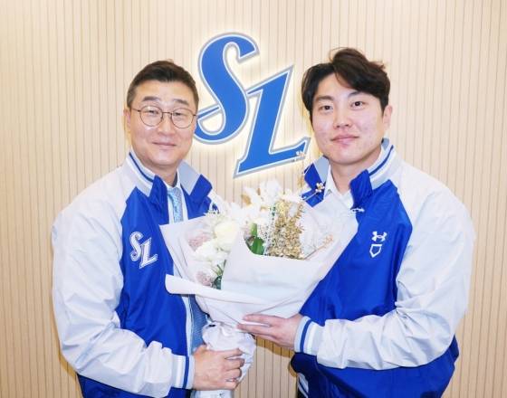 이종열(왼쪽) 삼성 라이온즈 단장과 류지혁. /사진=삼성 라이온즈 제공