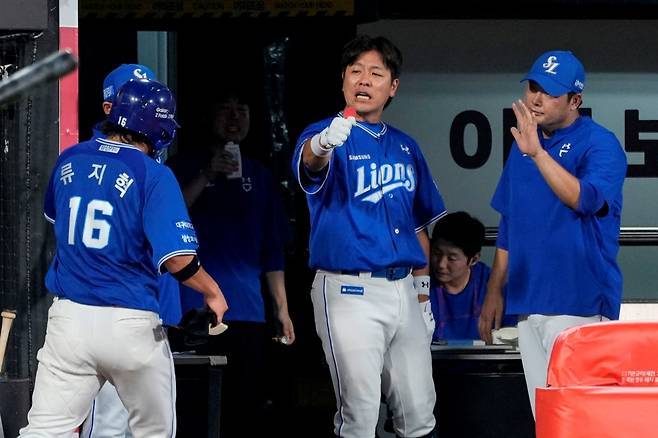삼성 라이온즈 류지혁(왼쪽)과 강민호.(가운데) /사진=삼성 라이온즈 제공