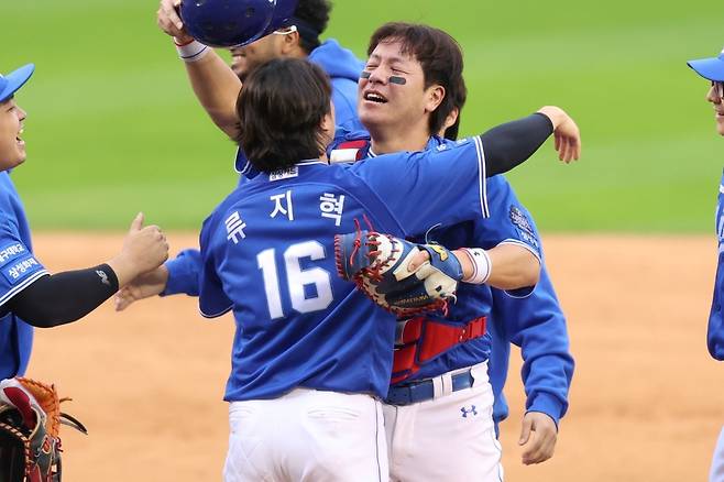 삼성 라이온즈 류지혁(왼쪽)과 강민호. /사진=삼성 라이온즈 제공