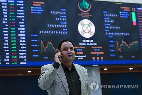 파키스탄 증권거래소의 전광판 [AP 연합뉴스 자료사진]